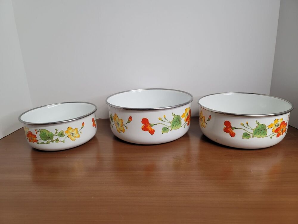 Vintage Nesting Metal Enamel Bowls Set of Three #A20